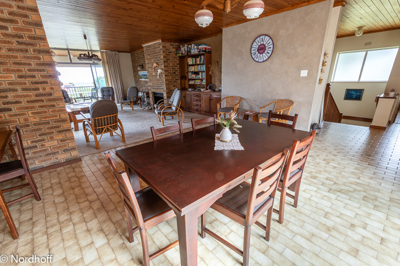 Esszimmer, Blick auf das Treppenhaus