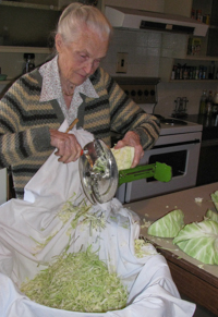 Irene beim Kohlschneiden